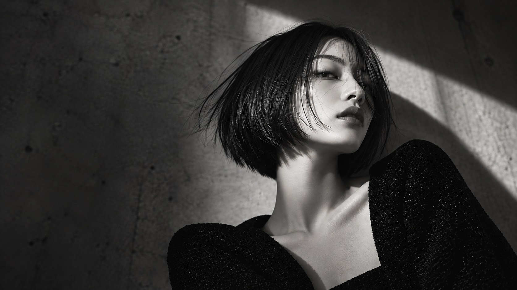 シャープなボブヘアの女性